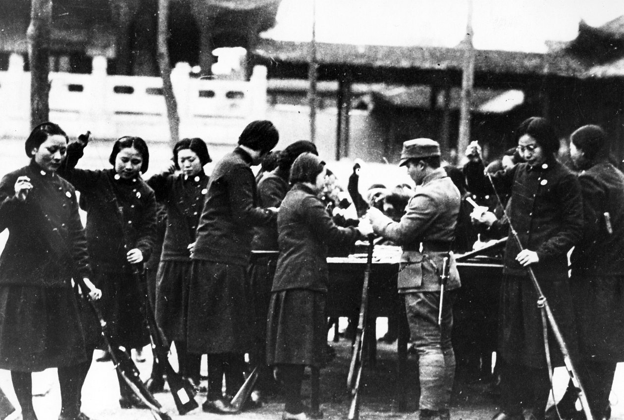 المرأة اليابانية تحميل بنادق ، ج1920-30 بواسطة مصور ياباني