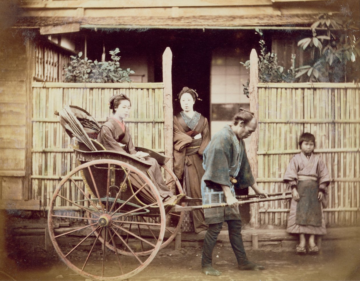 سيدة في عربة ، 1890s (صورة ملونة) بواسطة مصور ياباني