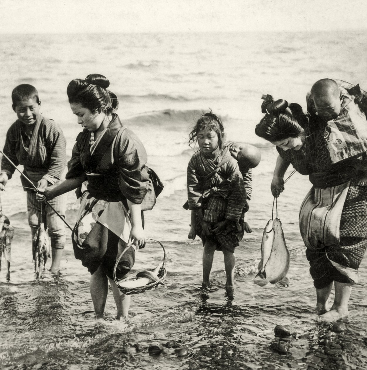 صيد الأمهات والأطفال ، c.1900 (صورة زلال) بواسطة مصور ياباني