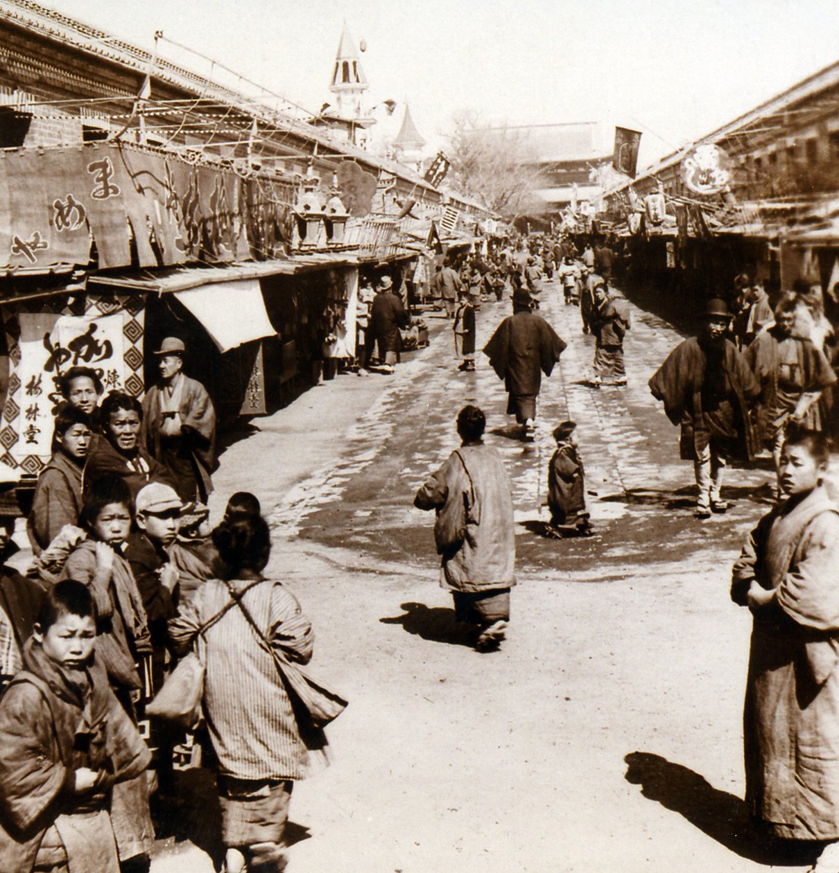 مشهد الشارع في منطقة أساكوسا في طوكيو ، اليابان ، c.1900 (صورة زخرفية) بواسطة مصور ياباني
