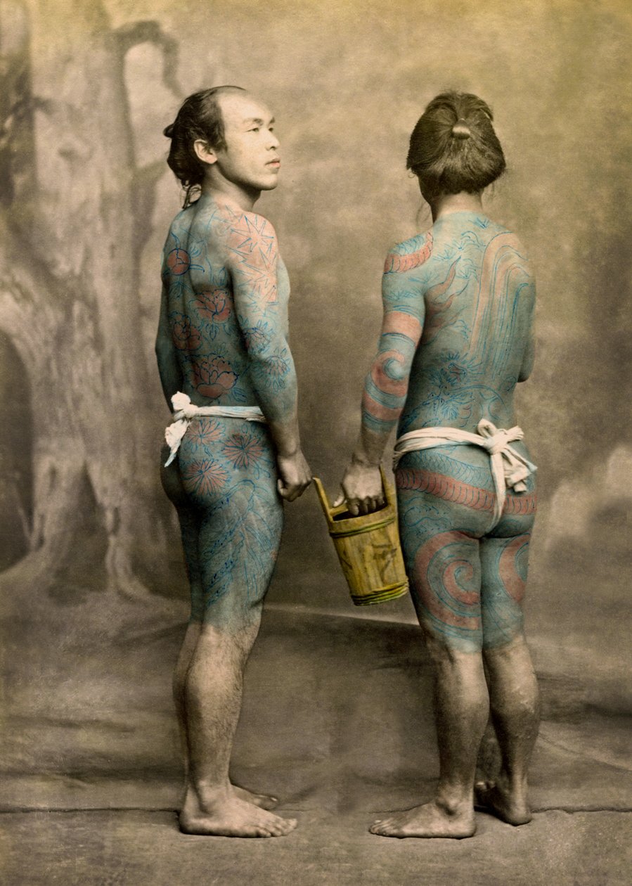 رجلين مع الوشم الياباني التقليدي Irezumi ، c.1880 (صورة زلال ملونة يدوية) بواسطة مصور ياباني