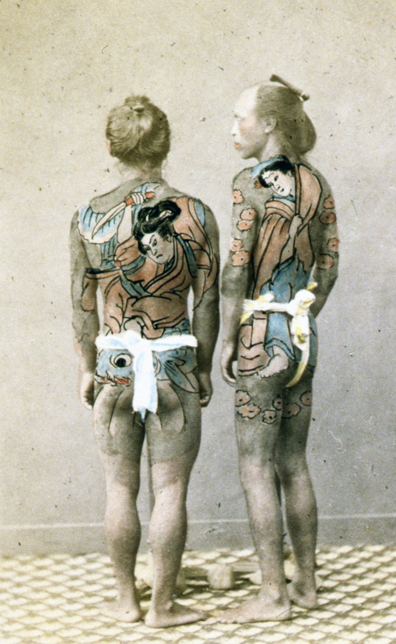 رجلين مع الوشم الياباني التقليدي Irezumi ، c.1880 (صورة زلال ملونة يدوية) بواسطة مصور ياباني