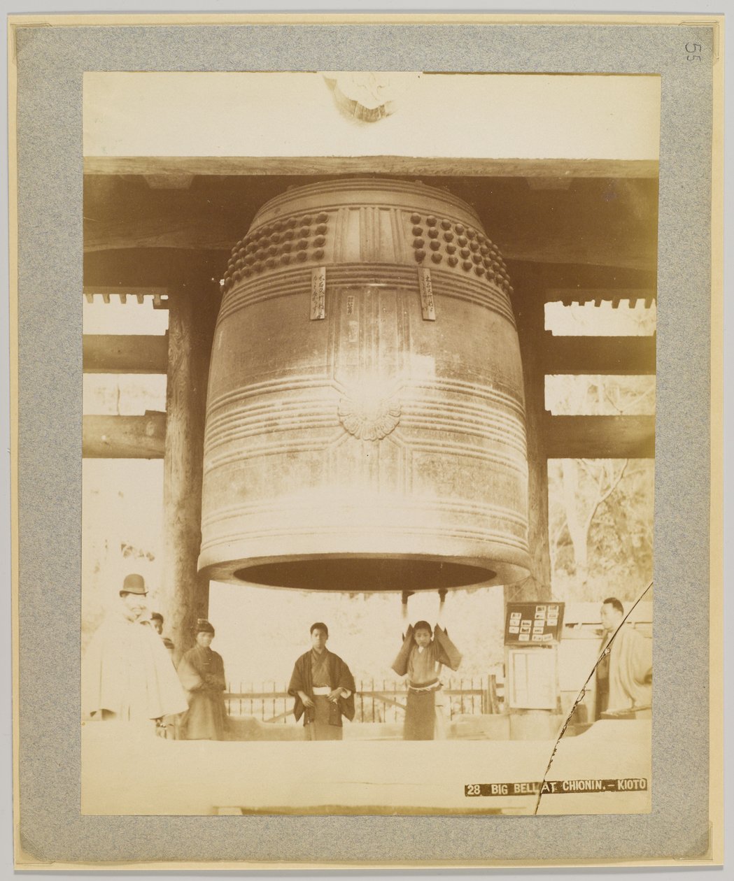 Big Bell at Chionin ، كيوتو ، اليابان (صورة b / w) بواسطة مصور ياباني