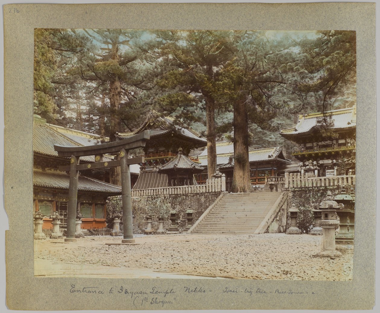 Entrance to Tōshō-gū, Nikko, Japan (hand-coloured b/w photo) بواسطة مصور ياباني