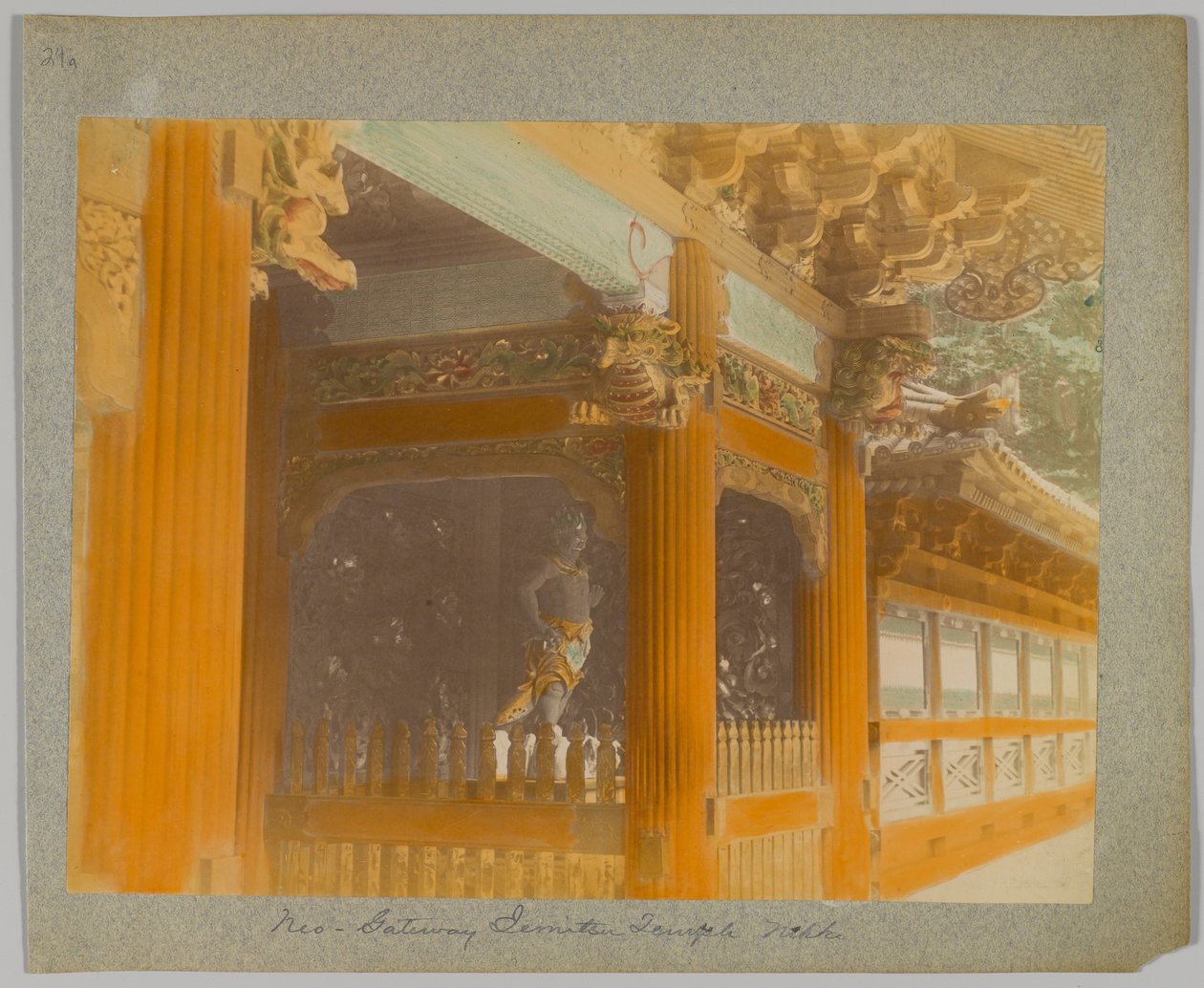 Gateway of Jemitsu Temple, Nikko, Japan (hand-coloured b/w photo) بواسطة مصور ياباني