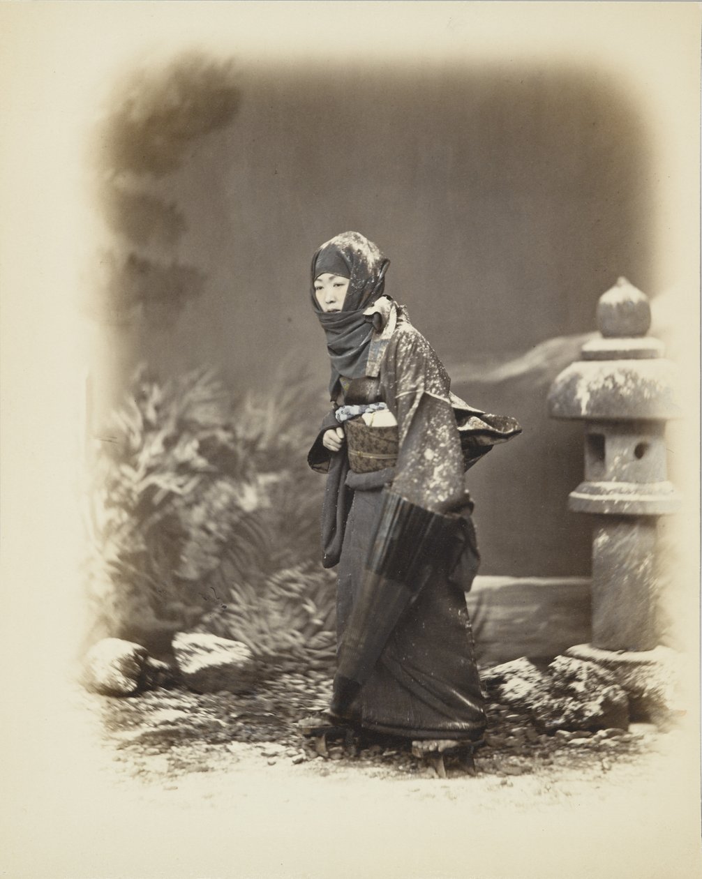 امرأة يابانية في الثلج (صورة b / w ملونة يدويًا) بواسطة مصور ياباني