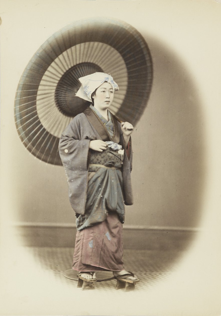 Japanese woman with umbrella (hand-coloured b/w photo) بواسطة مصور ياباني