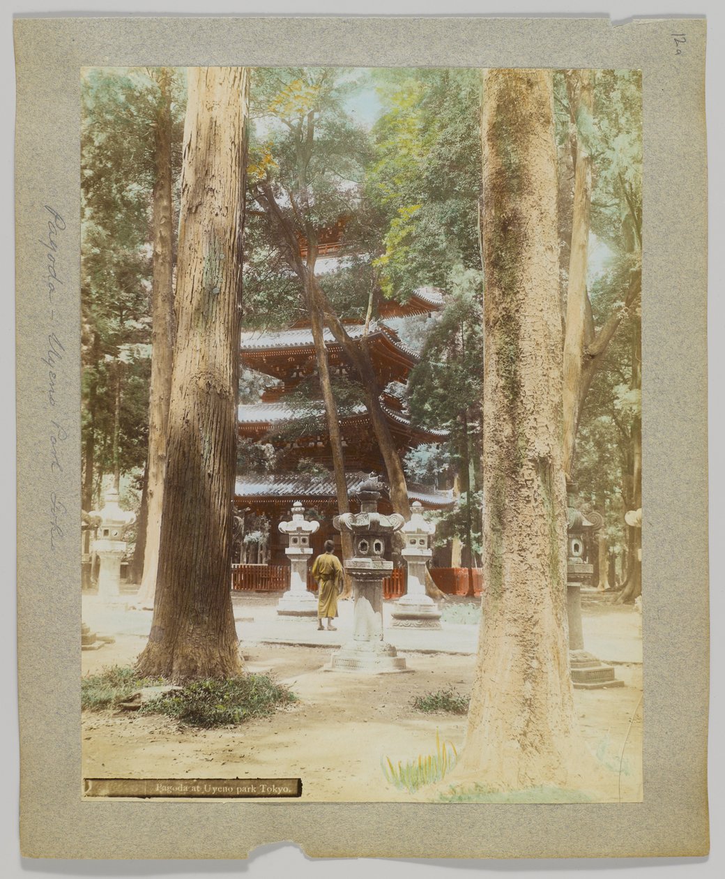 Pagoda in Uyeno Park, Tokyo, Japan (hand-coloured b/w photo) بواسطة مصور ياباني