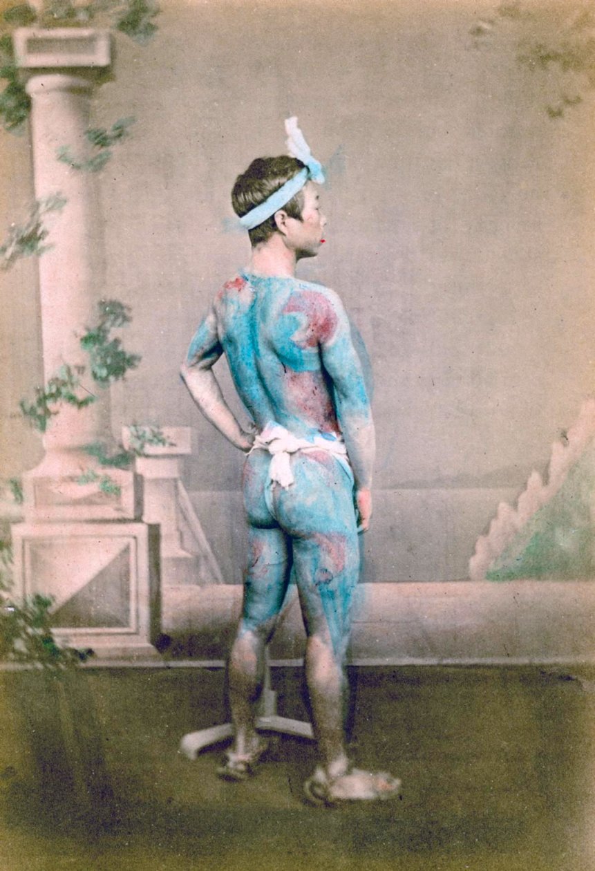 صورة للعريس مع وشوم إيرزومي اليابانية التقليدية ، حوالي 1882 (صورة زلالية ملونة يدويًا) بواسطة مصور ياباني