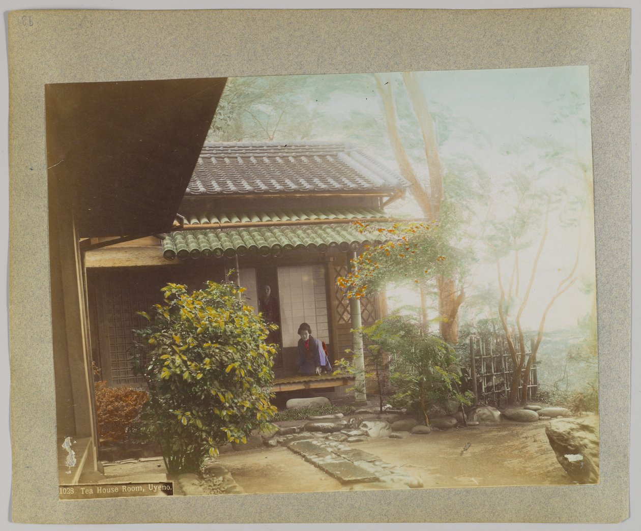 Tea House, Uyeno, Tokyo, Japan (hand-coloured b/w photo) بواسطة مصور ياباني