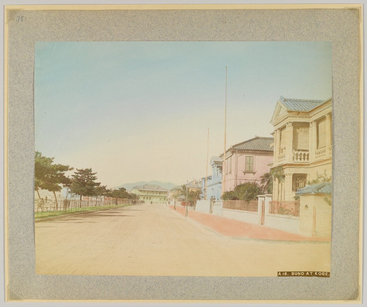 The Bund, Kobe, Japan (hand-coloured b/w photo) بواسطة مصور ياباني