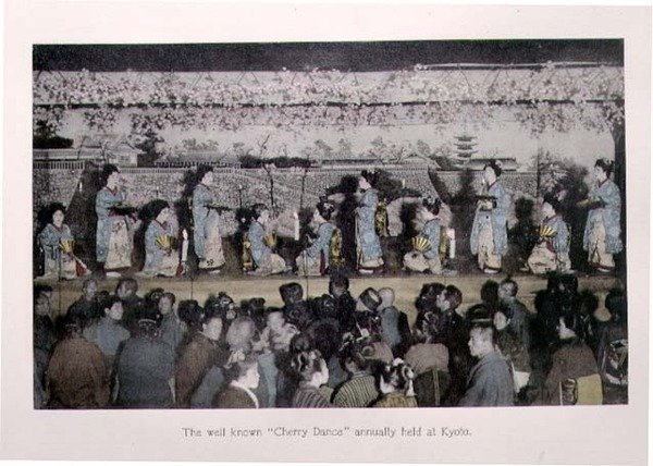 تُقام "رقصة الكرز" الشهيرة سنويًا في كيوتو ، حوالي عام 1880 (طباعة زلال ملونة يدويًا على بطاقة) بواسطة مصور ياباني