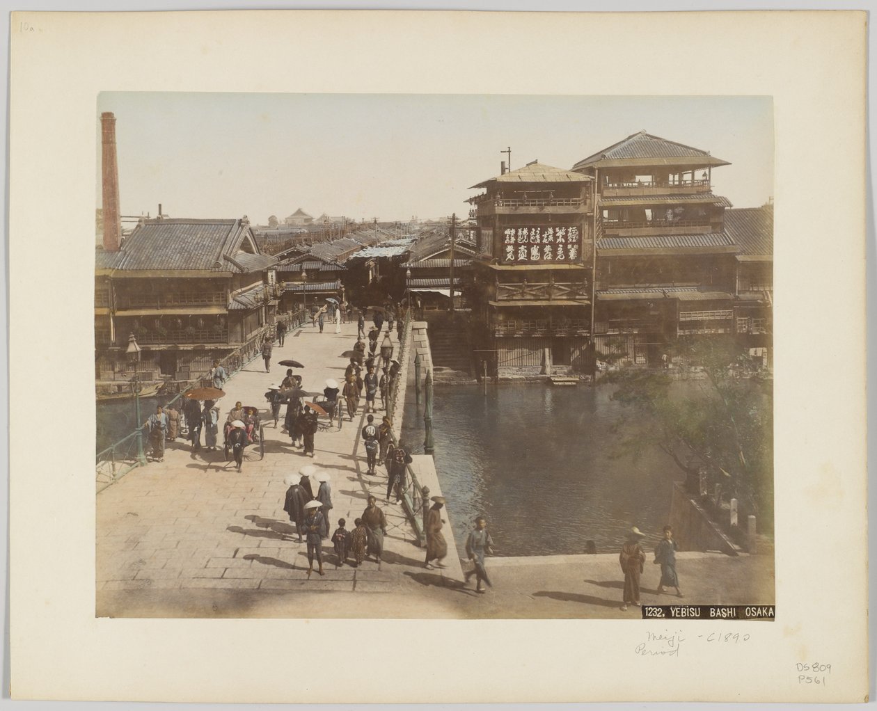 يبيسو باشي ، أوساكا ، اليابان ، حوالي عام 1890 (صورة بلون أبيض وأسود ملونة يدويًا) بواسطة مصور ياباني