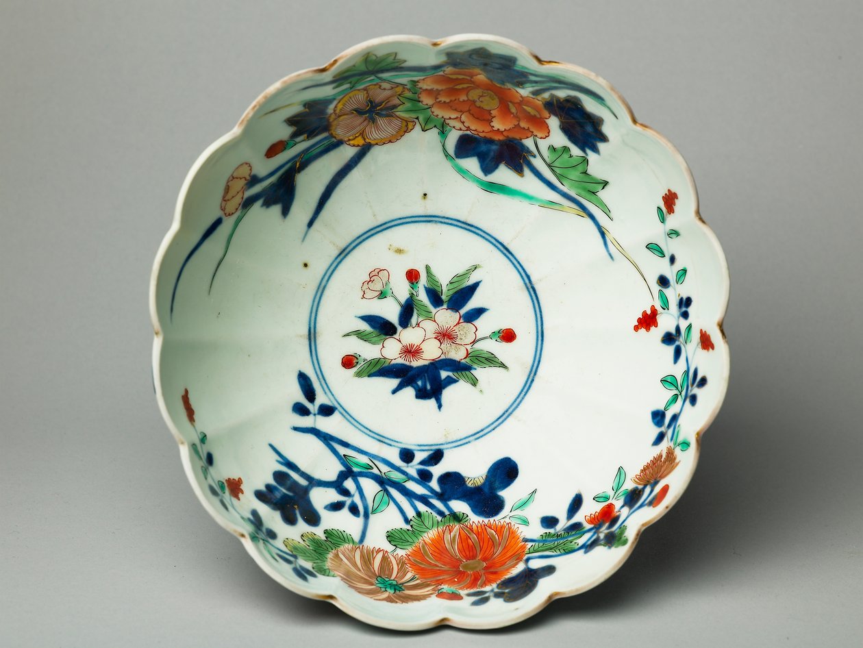 وعاء ذو جوانب مخددة وحافة صدفي ، أدوات ko-Imari ، c.1770-20 (آنية فخارية مزججة ومينا زرقاء) (انظر أيضًا 117721) بواسطة المدرسة اليابانية