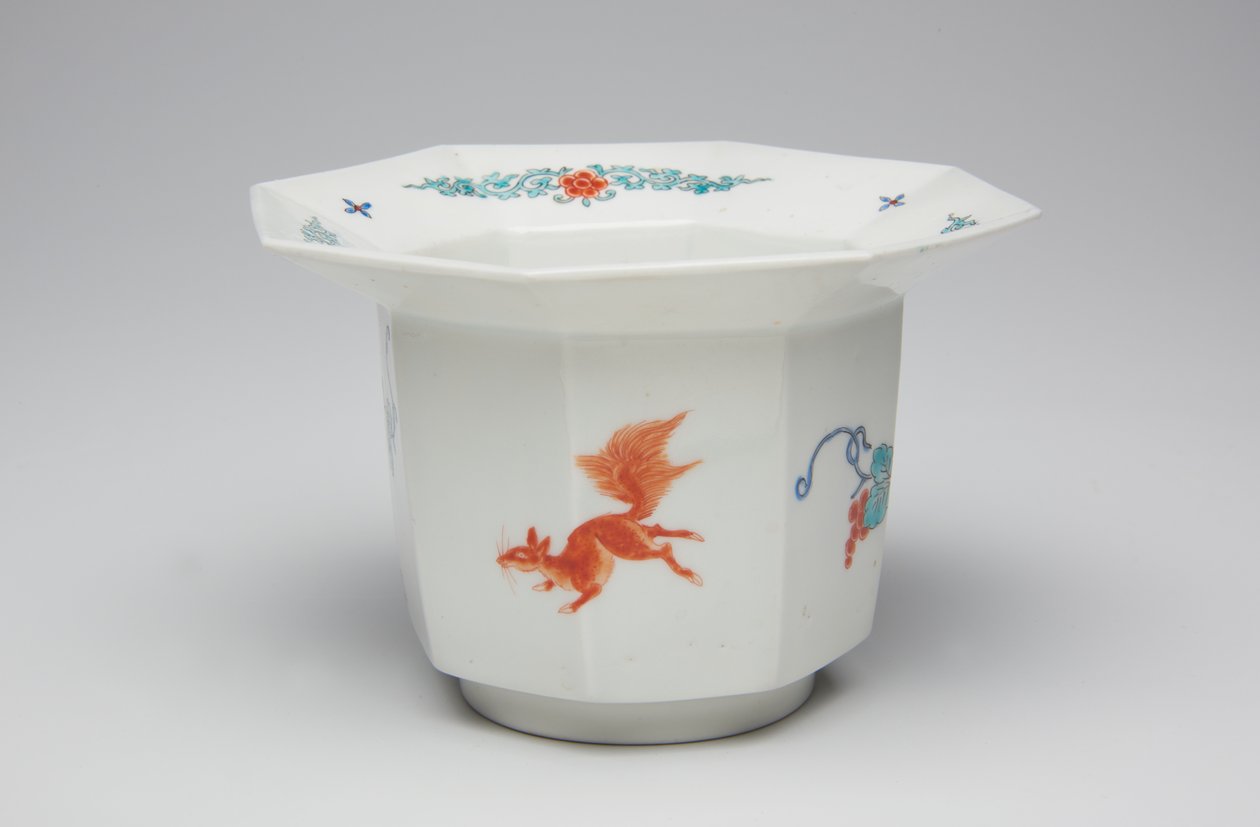 كوب ، أواخر القرن السابع عشر وأوائل القرن الثامن عشر (Kakiemon ، الخزف مع طبقة المينا المزججة) بواسطة المدرسة اليابانية