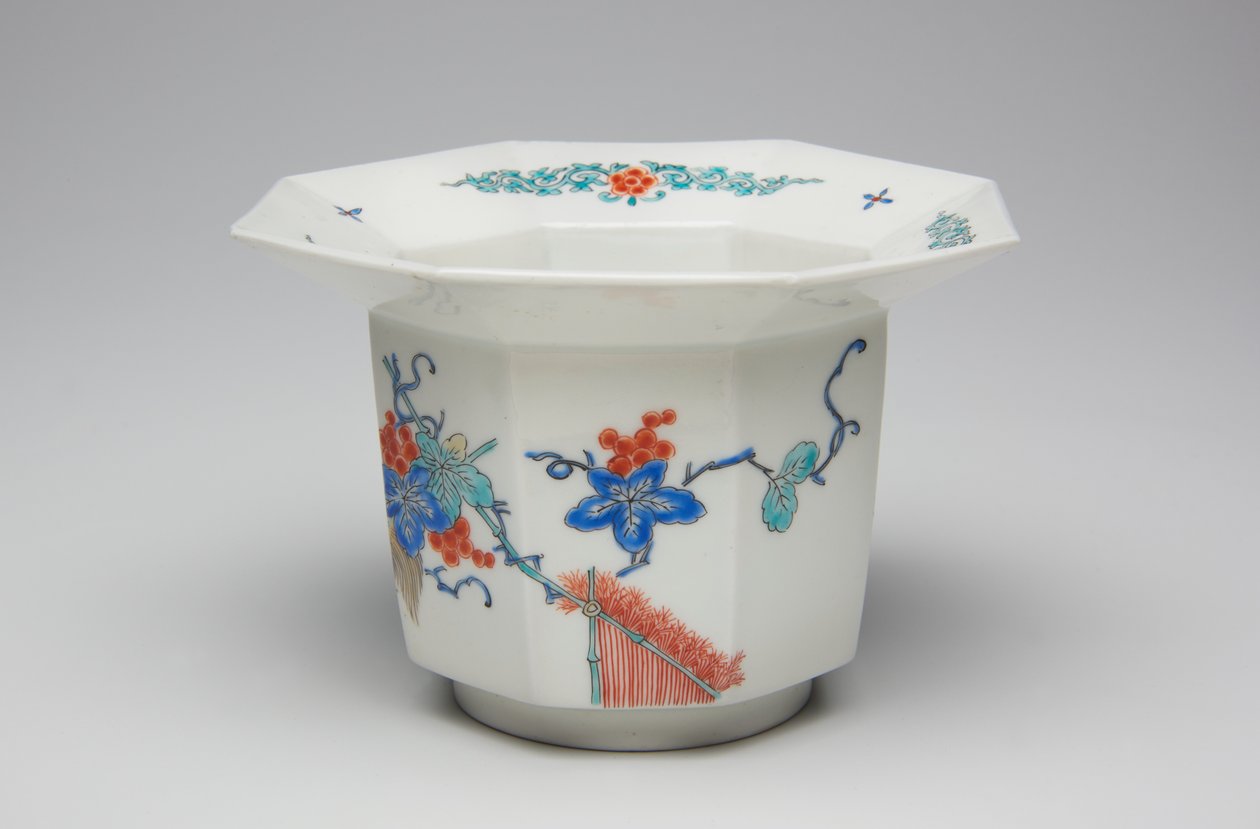 كوب ، أواخر القرن السابع عشر وأوائل القرن الثامن عشر (Kakiemon ، الخزف مع طبقة المينا المزججة) بواسطة المدرسة اليابانية