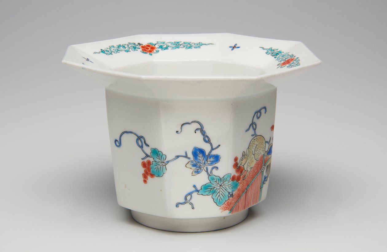 كوب ، أواخر القرن السابع عشر وأوائل القرن الثامن عشر (Kakiemon ، الخزف مع طبقة المينا المزججة) بواسطة المدرسة اليابانية