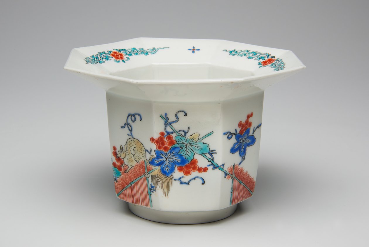 كوب ، أواخر القرن السابع عشر وأوائل القرن الثامن عشر (Kakiemon ، الخزف مع طبقة المينا المزججة) بواسطة المدرسة اليابانية