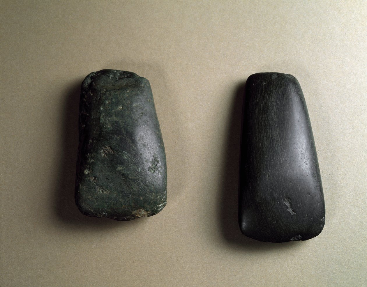 Flint ax blades, Jomon period 4500-3700 BC بواسطة المدرسة اليابانية