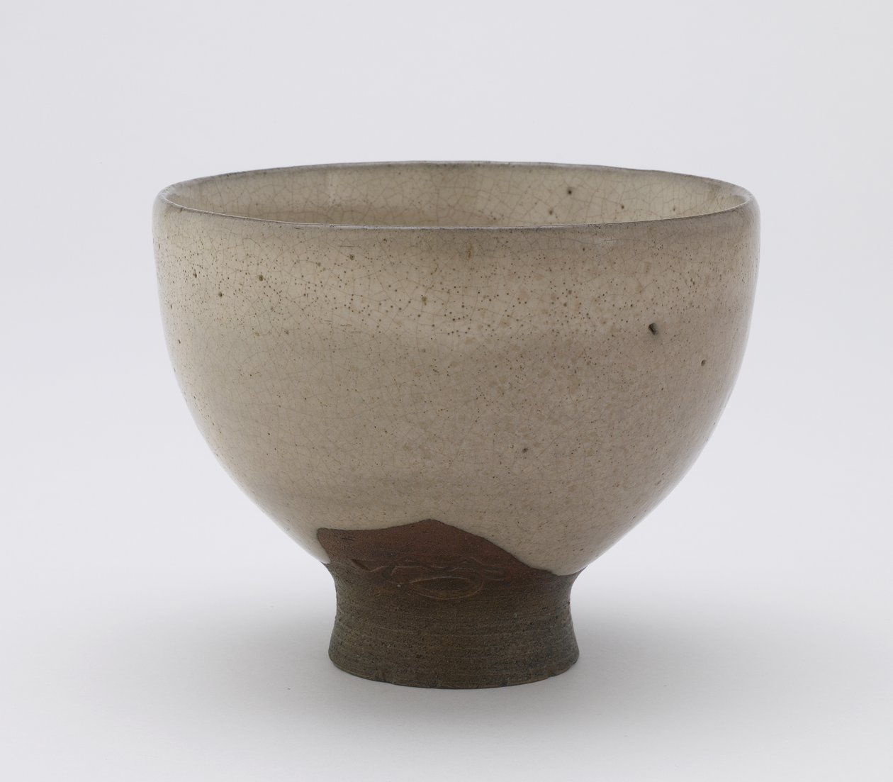وعاء شاي Inkyuzan Ware في شكل Goki ، مع شفرات مدهشة ، وعاء شاي (Gokijawan) ، حوالي 1804-25 (خزف حجري مع طلاء أرز - بدن - رماد) بواسطة المدرسة اليابانية