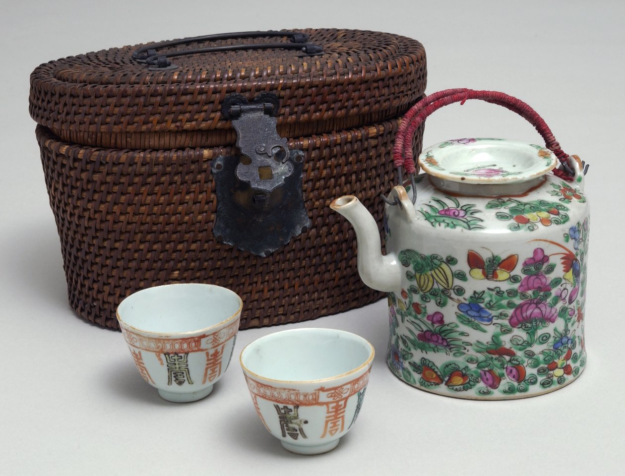 طقم شاي ياباني مع حقيبة خوص ، c.1850 (بورسلين) بواسطة المدرسة اليابانية