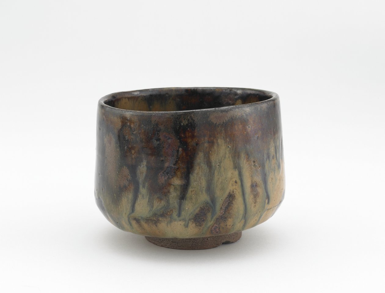 وعاء شاي اسمه Ochiba (الأوراق المتساقطة) أو Takatori أو Yatsushiro Ware بواسطة المدرسة اليابانية