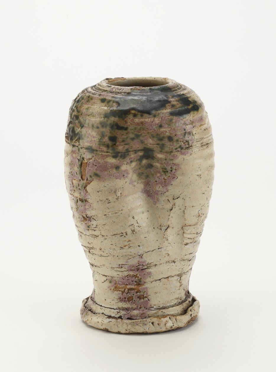 مزهرية على طراز Oribe ، من المحتمل أن تكون Setoware 1800-80 (خزف حجري مع طلاء زجاجي feldspathic وطلاء زجاجي نحاسي أخضر (مختل جزئيًا إلى الأحمر) بواسطة المدرسة اليابانية