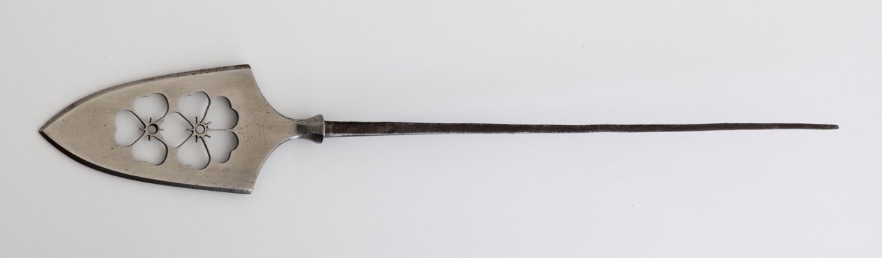 Yanone (رأس السهم) من النوع المسطح (hirane) بتصميم مثقوب من أزهار الكرز (الصلب) بواسطة المدرسة اليابانية