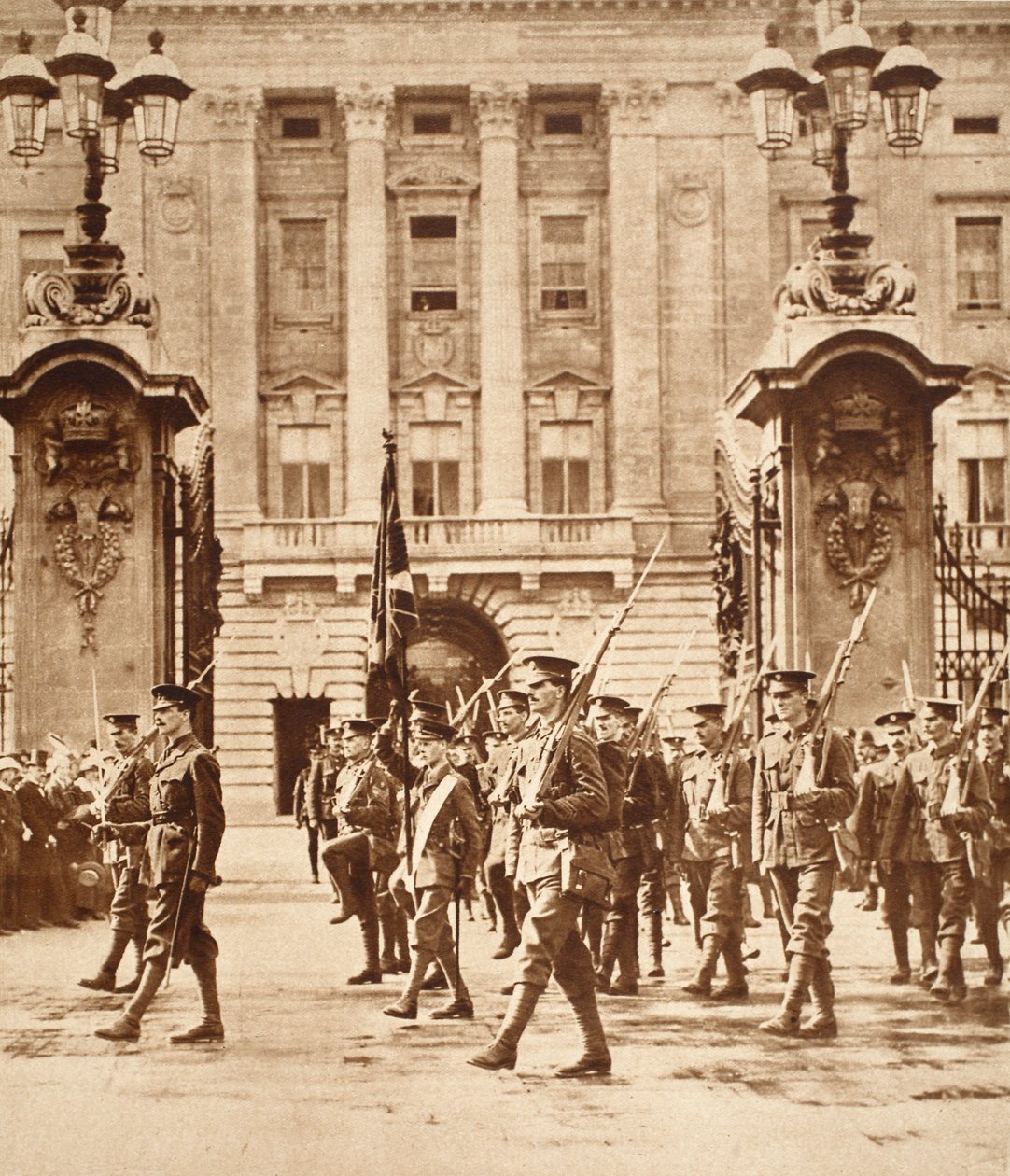 الملك إدوارد الثامن يحمل اللون في قصر باكنغهام ، عندما تم تكليفه بحرس غرينادير ، 1914 بواسطة جان جاسبارد لافاتير
