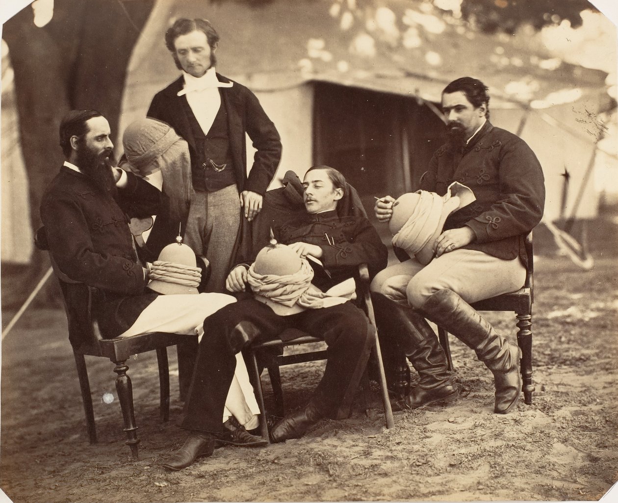 [صورة جماعية في غفرنور جنرالات كامب ، LR: Maj Jones ، Mr. Walters ، The Governo ... ، 1858-61. بواسطة جان بابتيست أوسكار ماليت