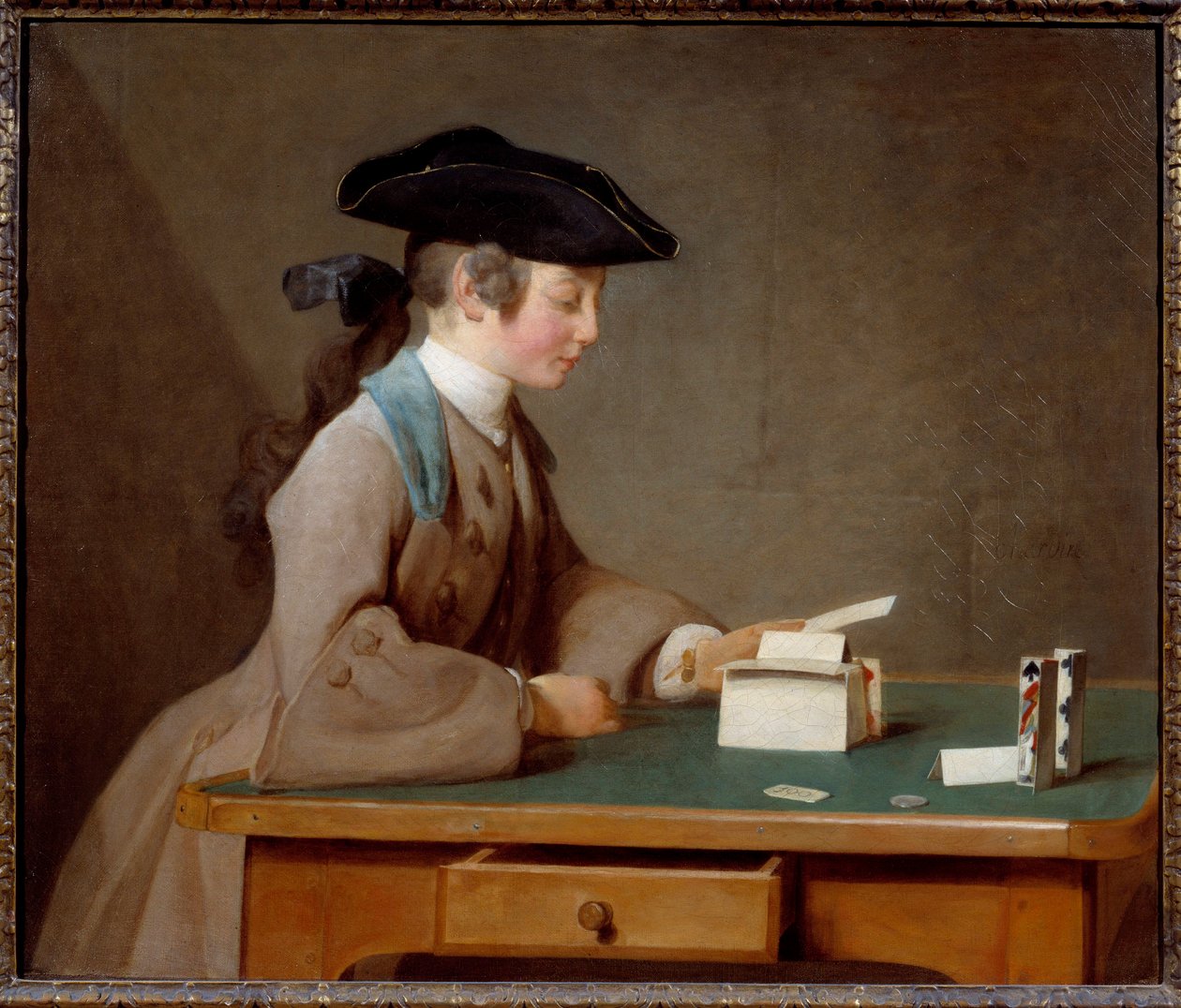Le chateau de cartes أو صوت السيد Le Noir لوحة بواسطة Jean Baptiste Simeon Chardin (1699-1779) 1737 Sun. 0.6x0.71 م لندن ، معرض وطني - بيت البطاقات (أو ابن السيد نوير) - رسم جان بابتيست سيميون شاردان (1699-1779) ، زيت على بواسطة جان بابتيست سيميون شاردان