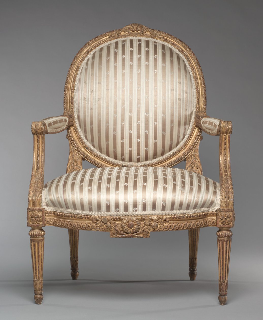كرسي بذراعين (Fauteuil) ، حوالي عام 1765 (خشب منحوت ومذهب) بواسطة جان بابتيست تيليارد