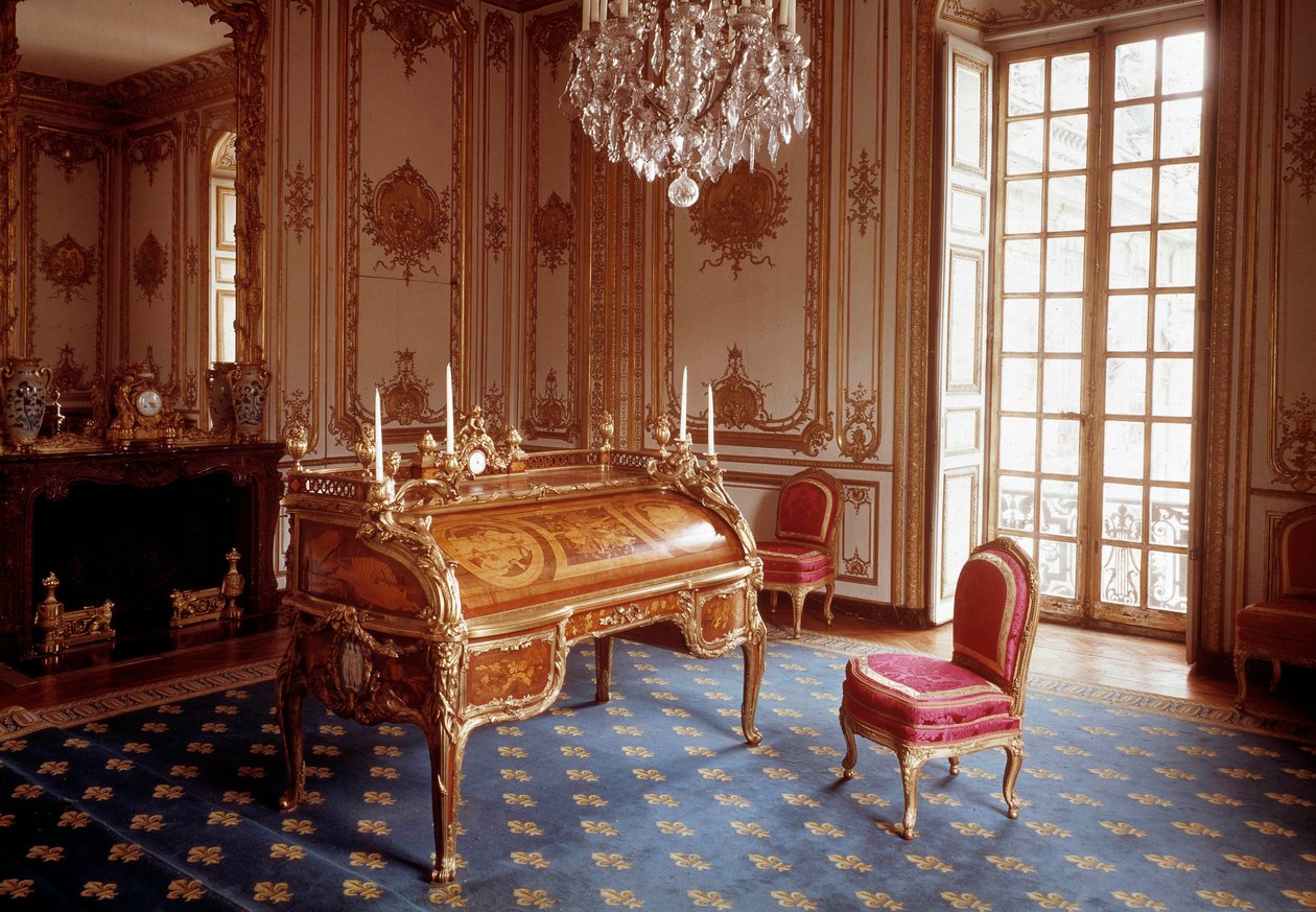 Louis XV style: office with cylinders of the interior cabinet of Louis XV realized by Jean Francois Oeben (1720-1763) and Jean Henri Riesener (1734-1806) 1760-1769 Versailles, musee du chateau بواسطة جان فرانسوا أوبين