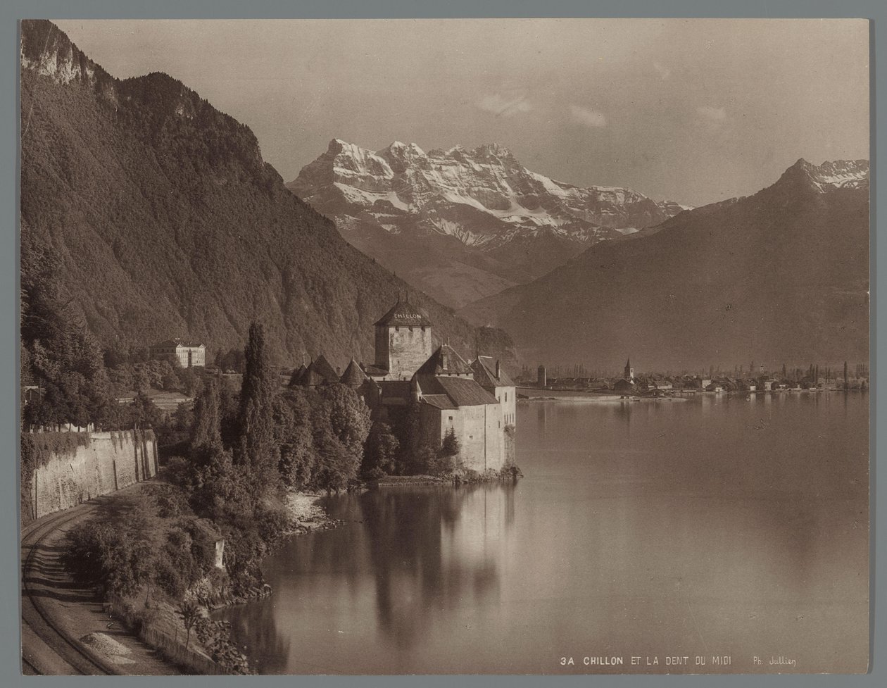 قلعة شيلون على بحيرة جنيف ، في المسافة Dents du Midi Chillon et la Dent du Midi (العنوان على الكائن) بواسطة جان هنري جوليان