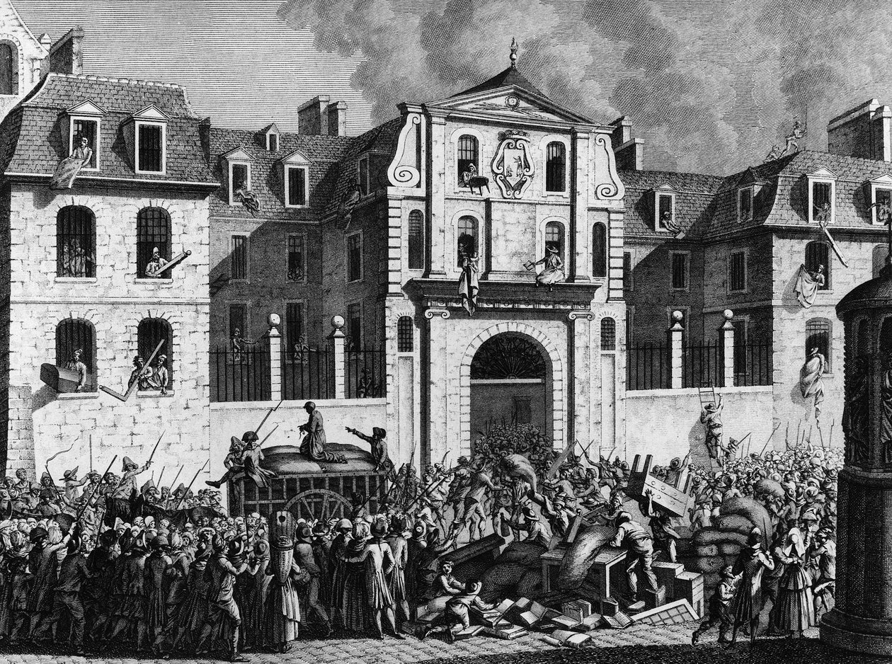 الثورة الفرنسية: نهب الثوار منزل القديس لازار في باريس يوم الاثنين 13 يوليو 1789. نقش بيرثوت بعد بريور. باريس ، مكتبة معهد تاريخ الثورة بواسطة جان لويس الثاني (بعد) بريور