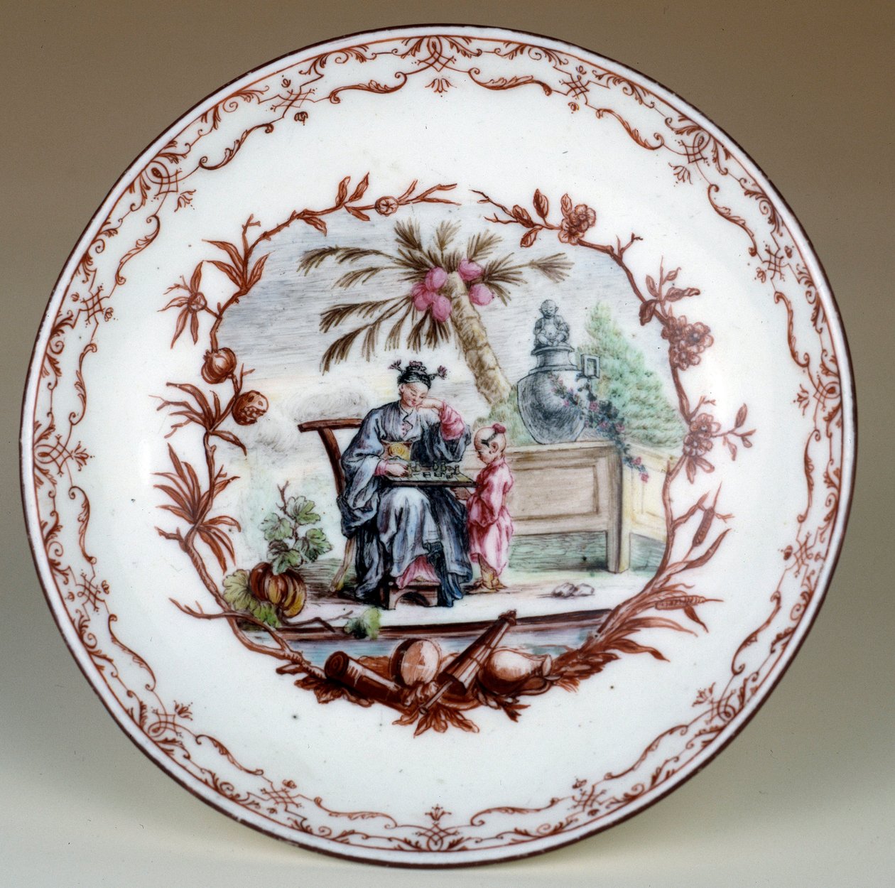 لوحة من البورسلين تمثل مشهد شطرنج صيني. أنجزها جان ميشيل ليوتارد (1702-1796). باريس ، فنون زخرفية بواسطة جان ميشيل ليوتارد