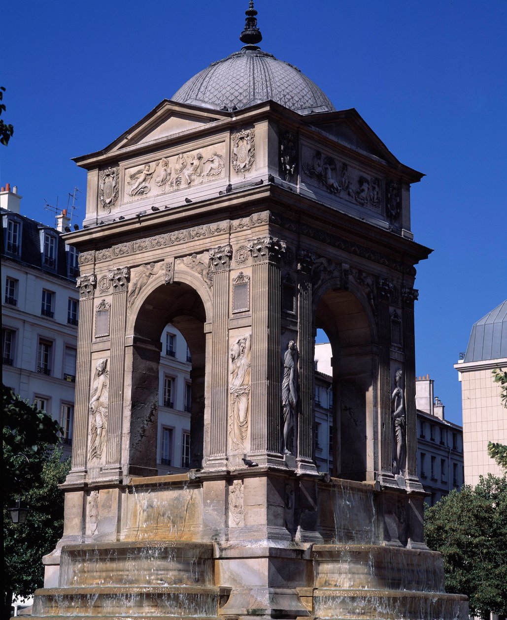 العمارة: منظر ينبوع الأبرياء. صممه المهندسون المعماريون Jean Goujon و Augustin Pajou و Pierre Lescot. 1546-1549. Place Joachim du Bellay ، باريس. بواسطة جين وليسكوت بيير جوجون