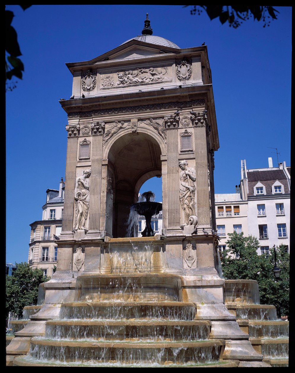 العمارة: منظر ينبوع الأبرياء. صممه المهندسون المعماريون Jean Goujon و Augustin Pajou و Pierre Lescot بواسطة جين وليسكوت بيير جوجون