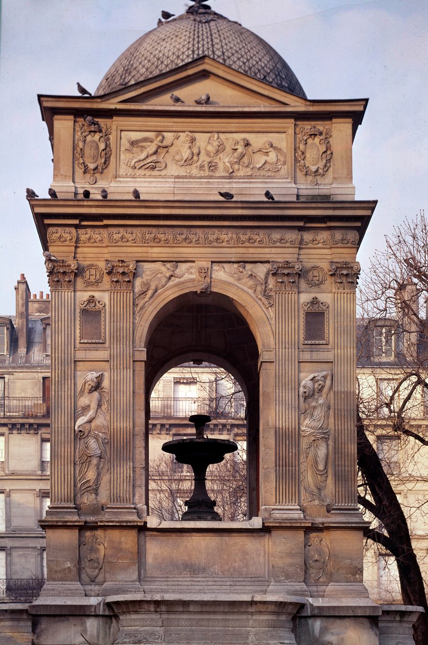 العمارة: منظر ينبوع الأبرياء. صممه المهندسون المعماريون Jean Goujon و Augustin Pajou و Pierre Lescot. 1546-1549. Place Joachim du Bellay ، باريس. بواسطة جين وليسكوت بيير جوجون