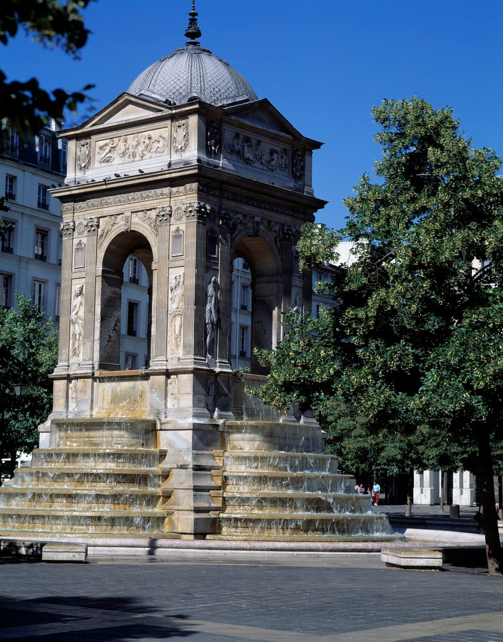 العمارة: منظر ينبوع الأبرياء. صممه المهندسون المعماريون Jean Goujon و Augustin Pajou و Pierre Lescot. 1546-1549. Place Joachim du Bellay ، باريس. بواسطة جين وليسكوت بيير جوجون