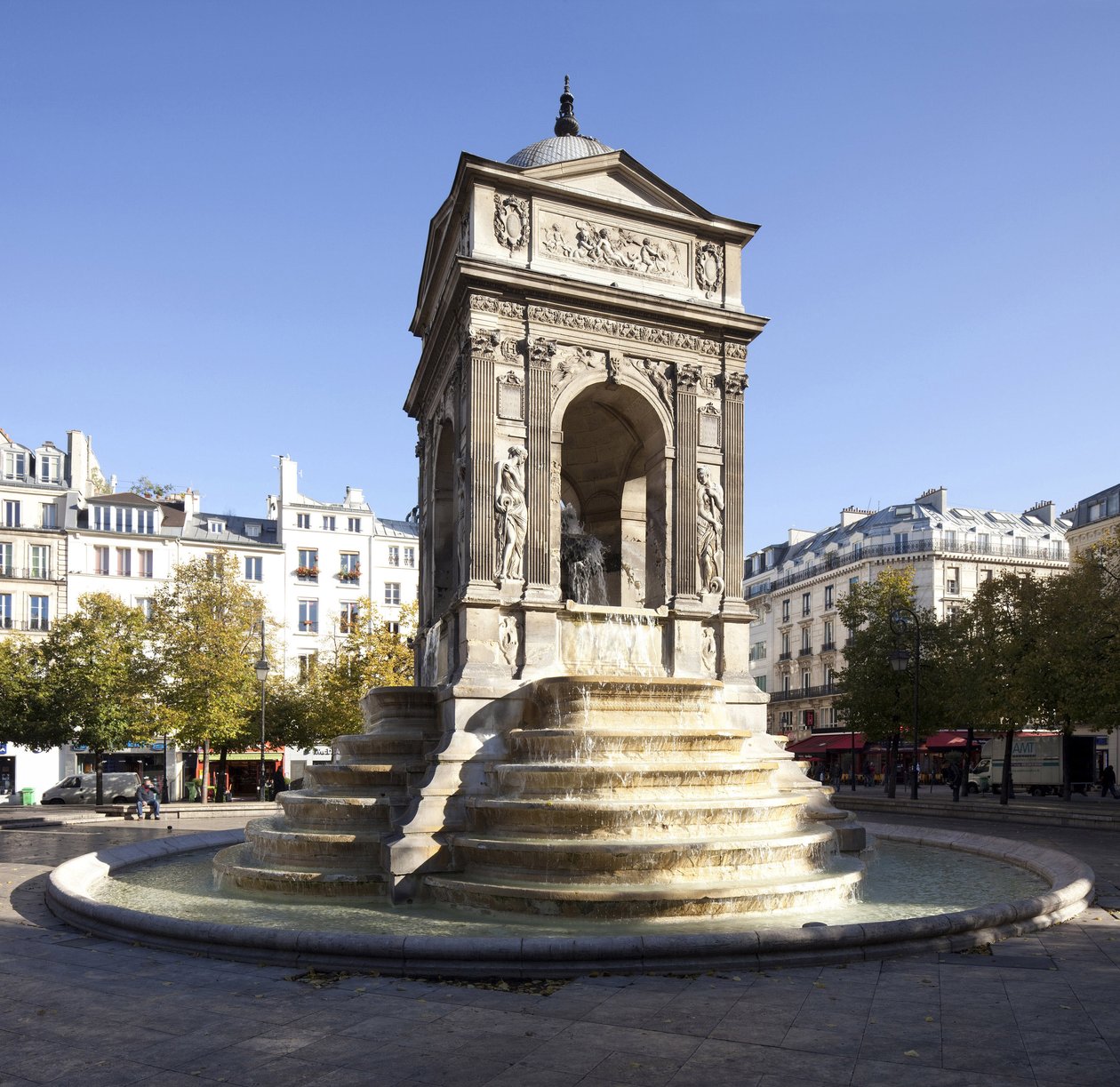 منظر لـ Fontaine des Innocents ، على طراز عصر النهضة ، نافورة ضخمة بنيت عام 1549 في عهد هنري الثاني (1519-1559) بواسطة جين وليسكوت بيير جوجون