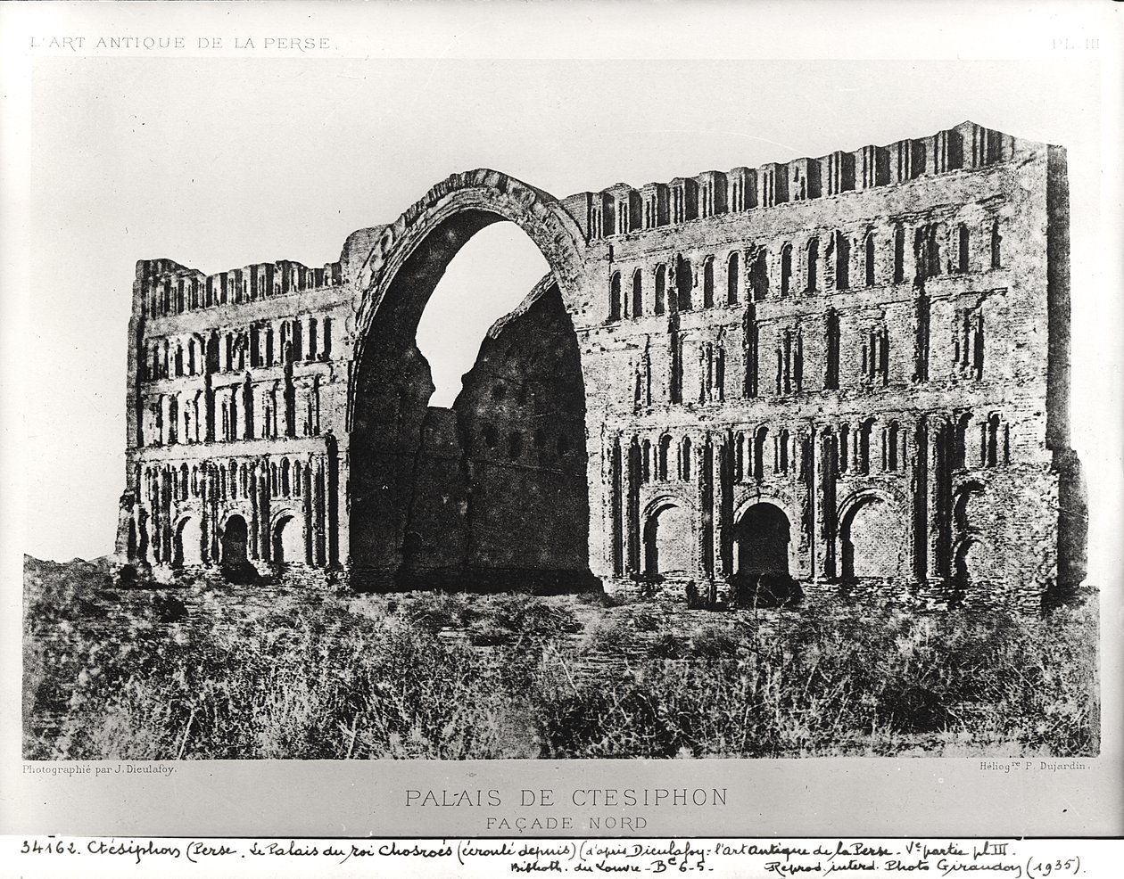 قصر Ctesiphon ، من "L&39;Art Antique de la Perse" بقلم مارسيل ديولافوي ، نشر 1884-85 بواسطة جين ديولافوي