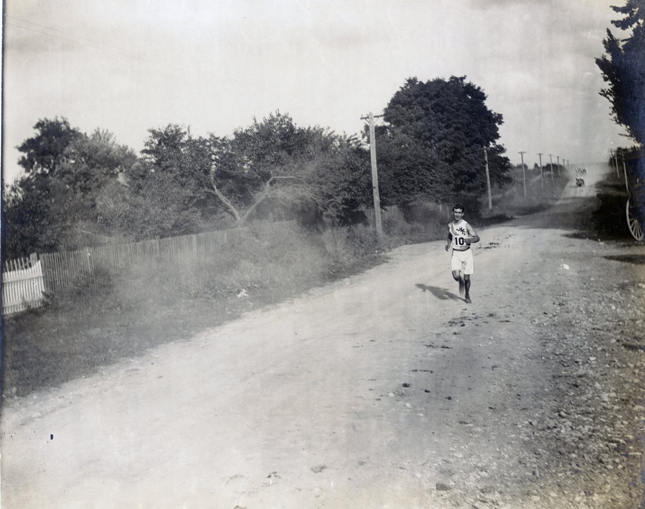 سام ميلور من Mohawk Athletic Club يركض بمفرده ، على طول الطريق الترابي ، في سباق الماراثون في أولمبياد 1904 بواسطة جيسي تاربوكس بيلز