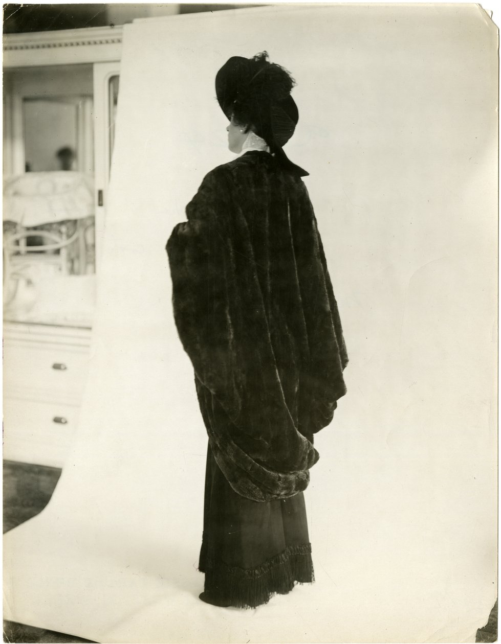 65000 mole skin & ermine paninier cret ، موديل مستورد ، متجر Best's Best & Co متعدد الأقسام ، c.1905-18 (صورة جيلاتينية فضية) بواسطة جيسي تاربوكس بيلز