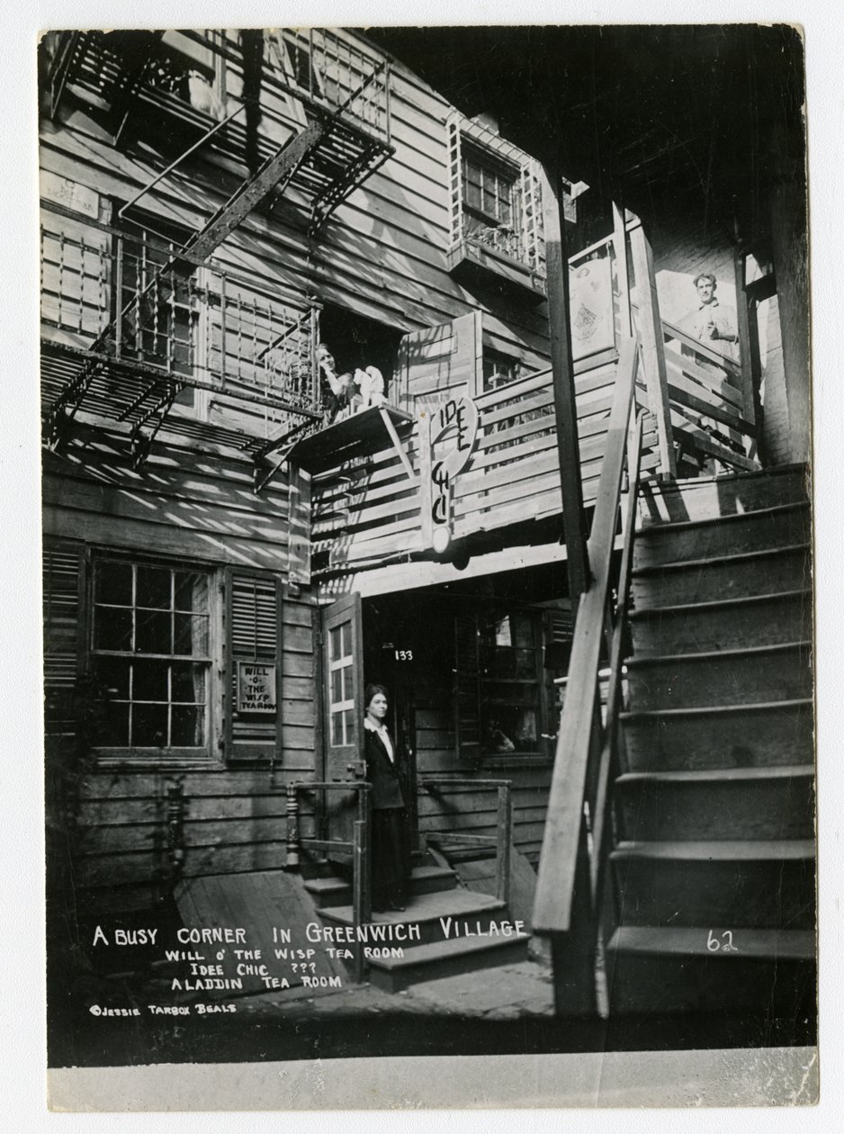 A Busy Corner in Greenwich Village، Will o 'the Wisp Tea Room، Idee Chic؟، Aladdin Tea Room، New York، USA، c.1905-40 (صورة فضية جيلاتينية) بواسطة جيسي تاربوكس بيلز