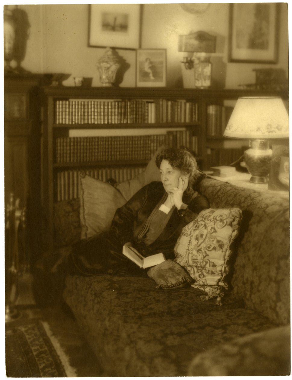 Alice Foote MacDougall of Restaurant Fame ، Greenwich Village ، نيويورك ، الولايات المتحدة الأمريكية ، حوالي 1915-25 (صورة فضية للجيلاتين) بواسطة جيسي تاربوكس بيلز