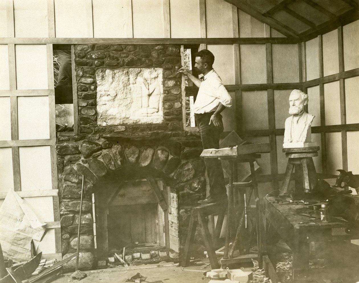كارل بيتر (نحات) يبني مدفأة بنفسه ، حوالي 1905-15 (صورة من الفضة الجيلاتينية) بواسطة جيسي تاربوكس بيلز