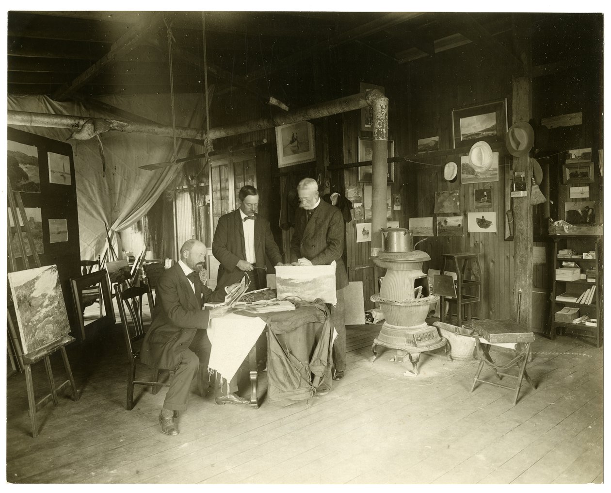 من اليسار إلى اليمين: كولين ييتس - محجوب - والتر دين ، حوالي 1905-11 (صورة فضية جيلاتينية) بواسطة جيسي تاربوكس بيلز