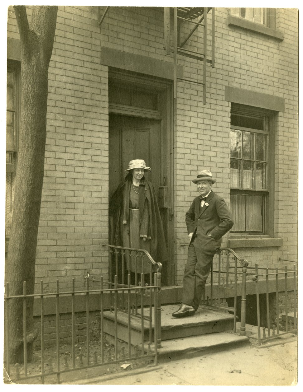 السيد Llewelyn Powys ، مؤلف وزوجته ، حوالي 1905-40 (صورة جيلاتينية فضية) بواسطة جيسي تاربوكس بيلز