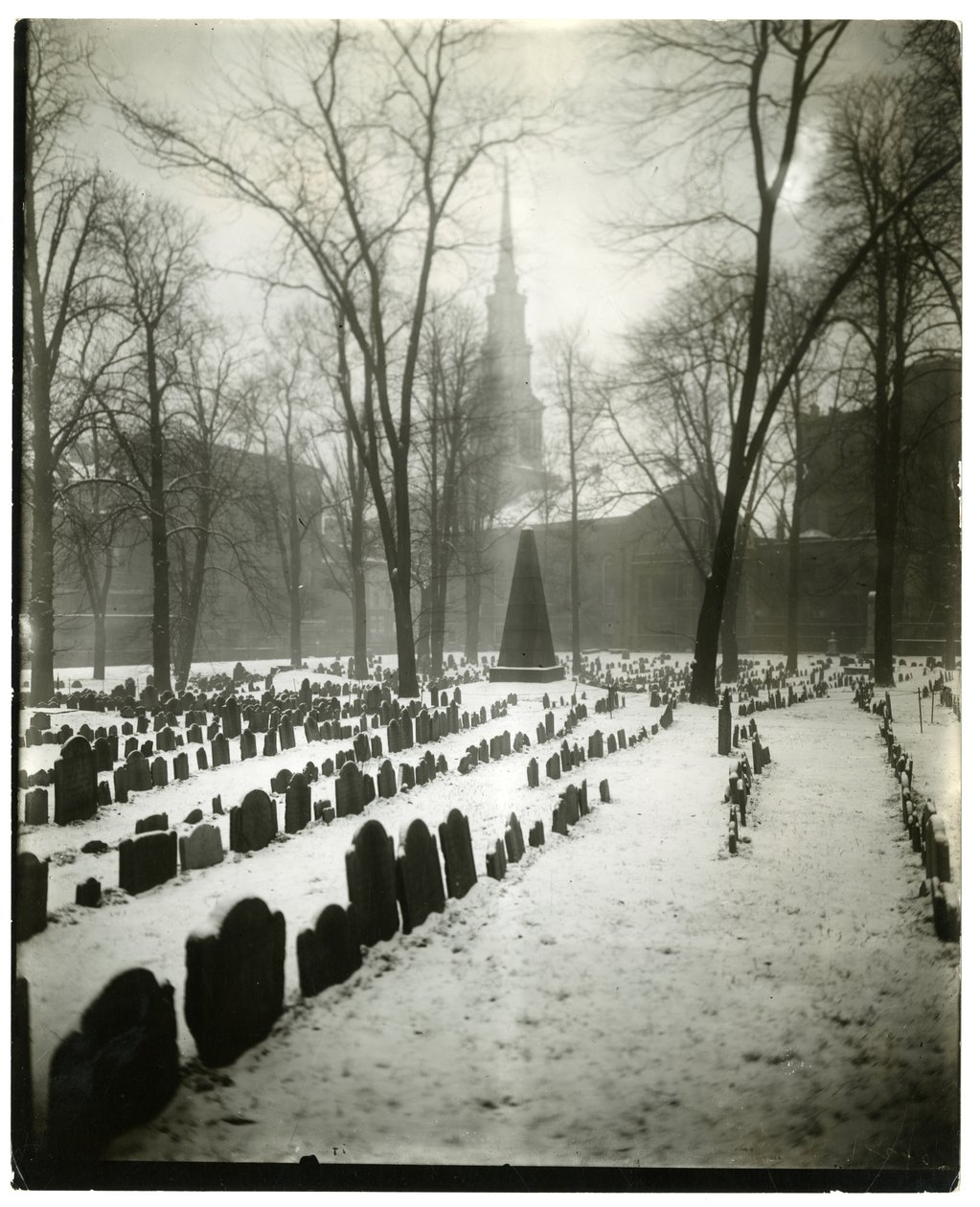 Old Granary Burying Ground بوسطن ، الولايات المتحدة الأمريكية ، حوالي 1902-10 (صورة فضية من الجيلاتين) بواسطة جيسي تاربوكس بيلز